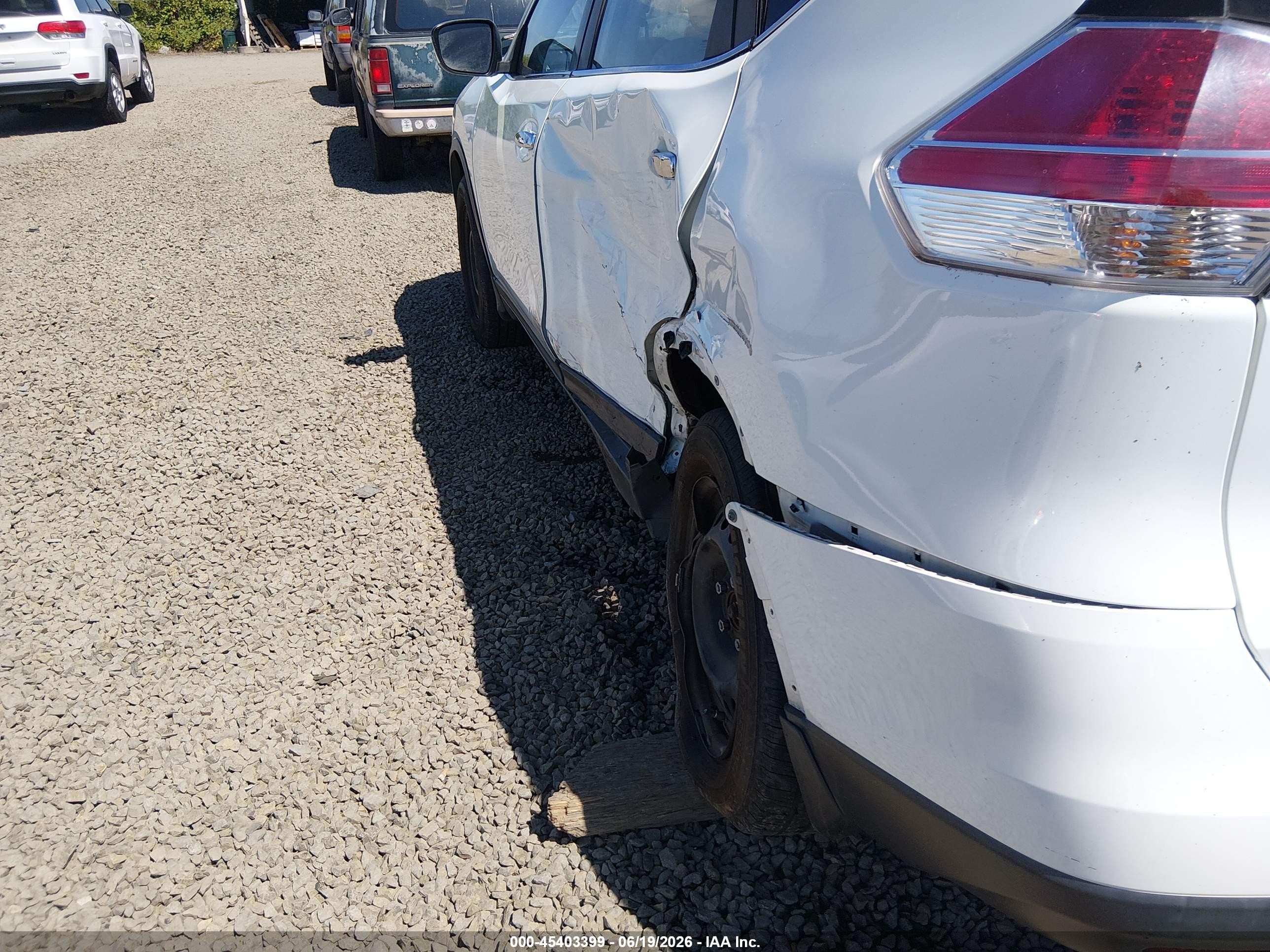 2015 Nissan Rogue S White vin: KNMAT2MV1FP581845