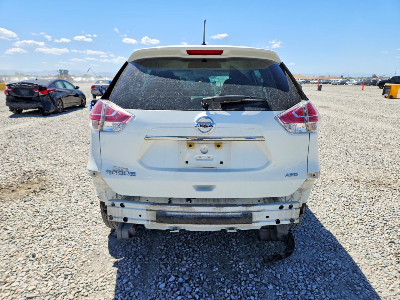2015 Nissan Rogue S White vin: KNMAT2MV1FP582574