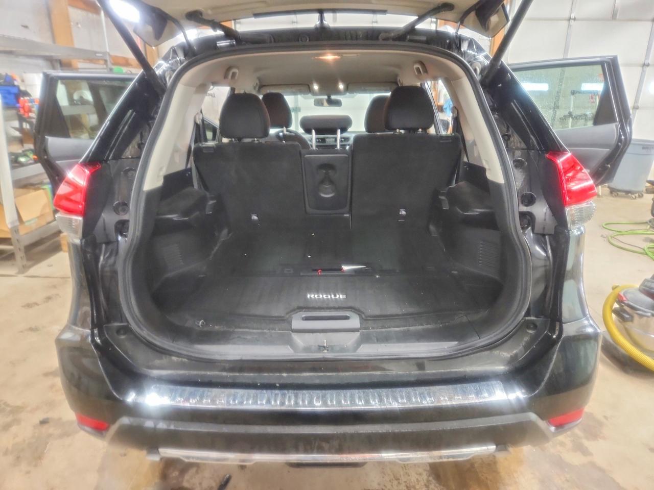 2017 Nissan Rogue Sv Черный vin: KNMAT2MV1HP533992