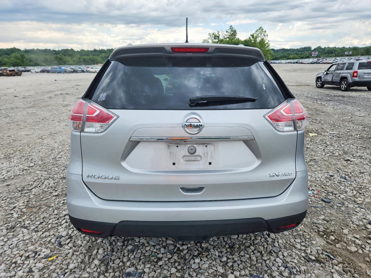 2015 Nissan Rogue Sv Silver vin: KNMAT2MV2FP502943