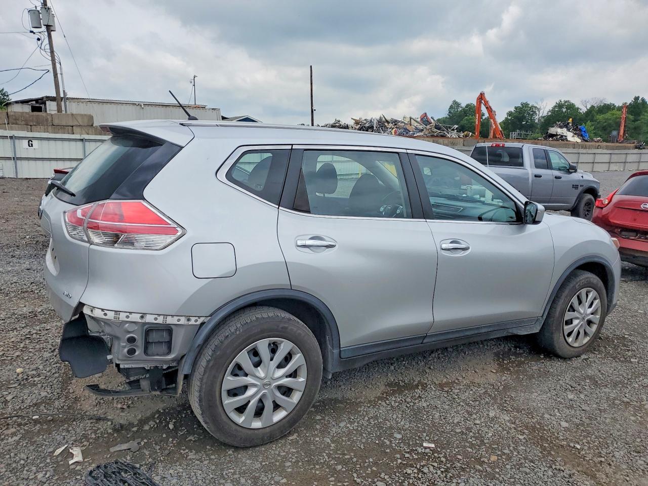 2015 Nissan Rogue S Silver vin: KNMAT2MV2FP504045