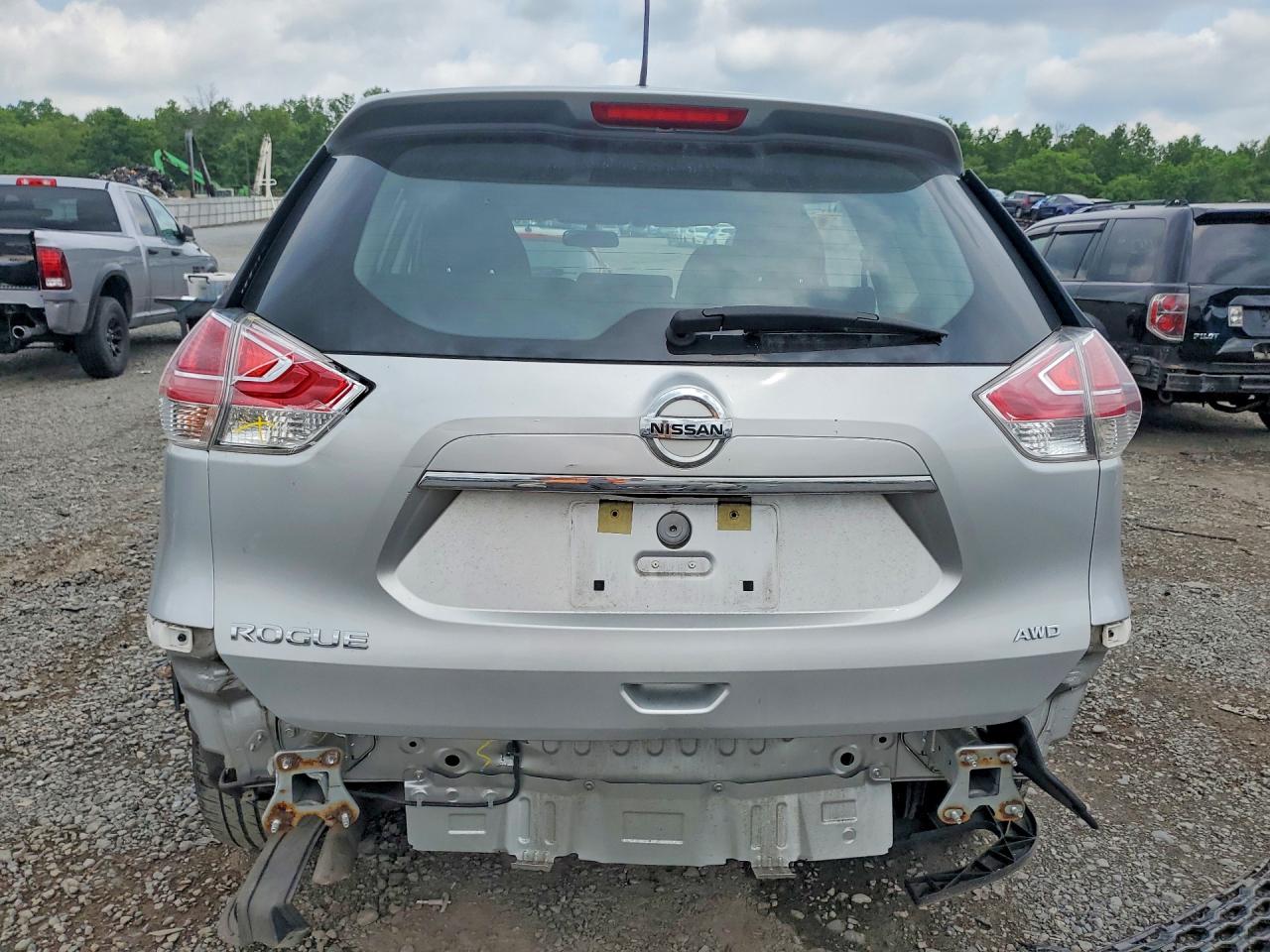 2015 Nissan Rogue S Silver vin: KNMAT2MV2FP504045