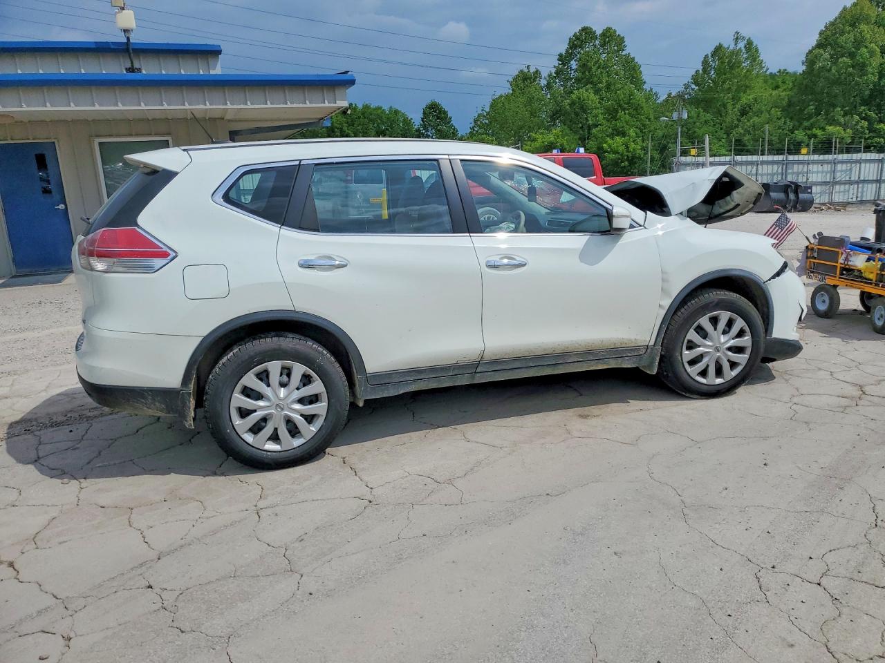 2015 Nissan Rogue S White vin: KNMAT2MV2FP583197