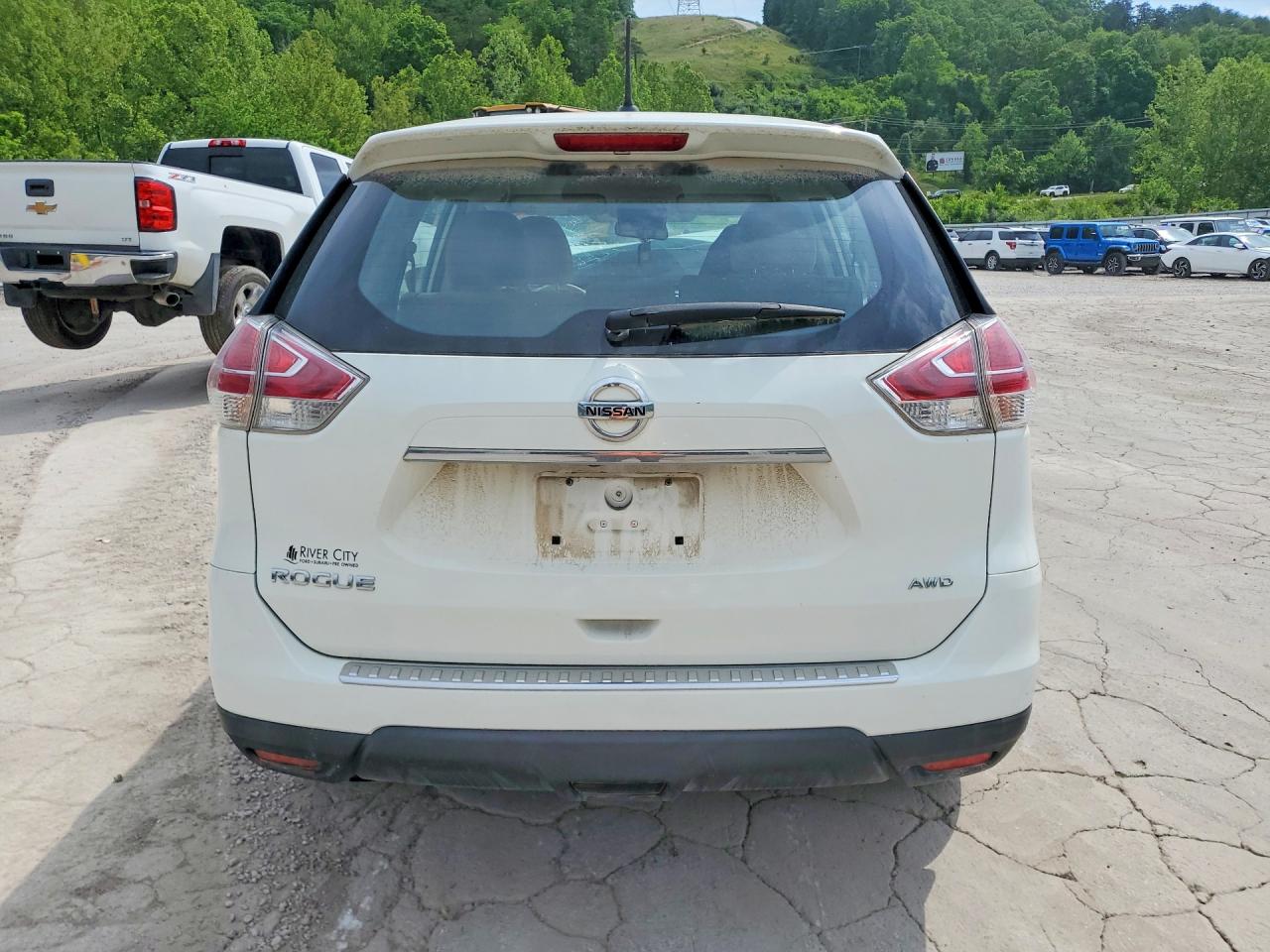 2015 Nissan Rogue S White vin: KNMAT2MV2FP583197