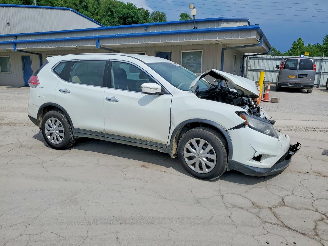 2015 Nissan Rogue S White vin: KNMAT2MV2FP583197