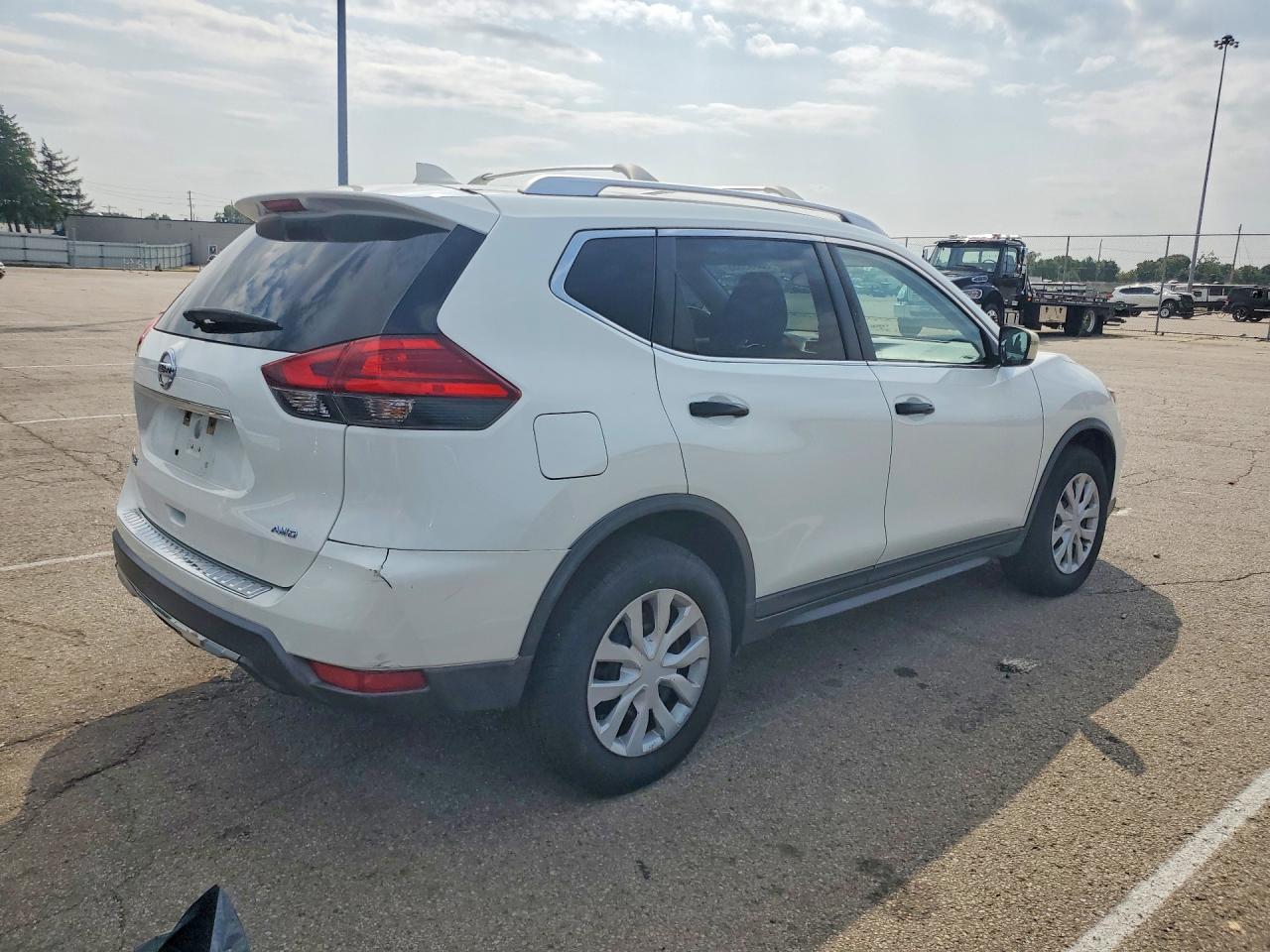 2017 Nissan Rogue S White vin: KNMAT2MV2HP512357