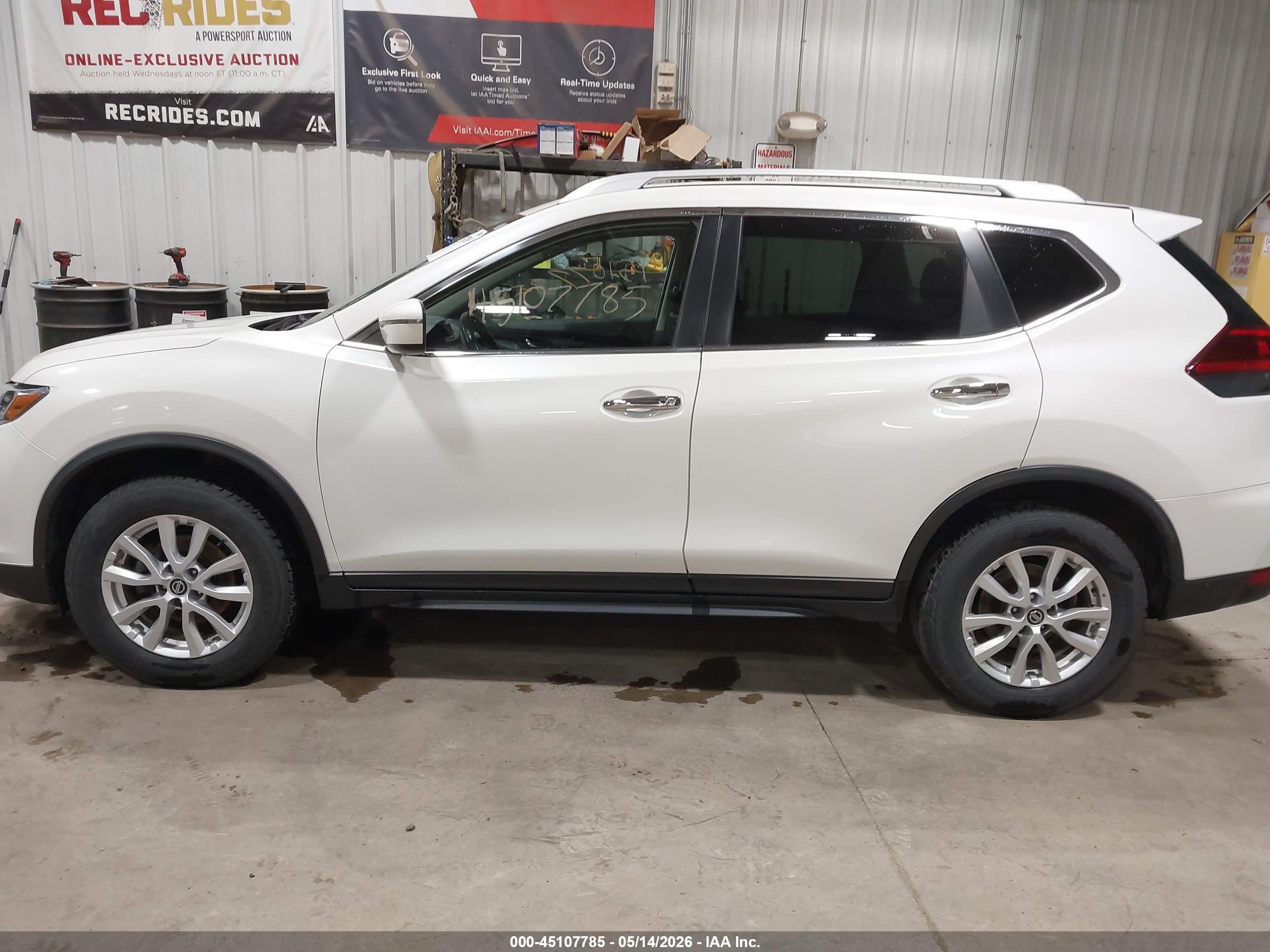 2018 Nissan Rogue Sv Белый vin: KNMAT2MV3JP559631
