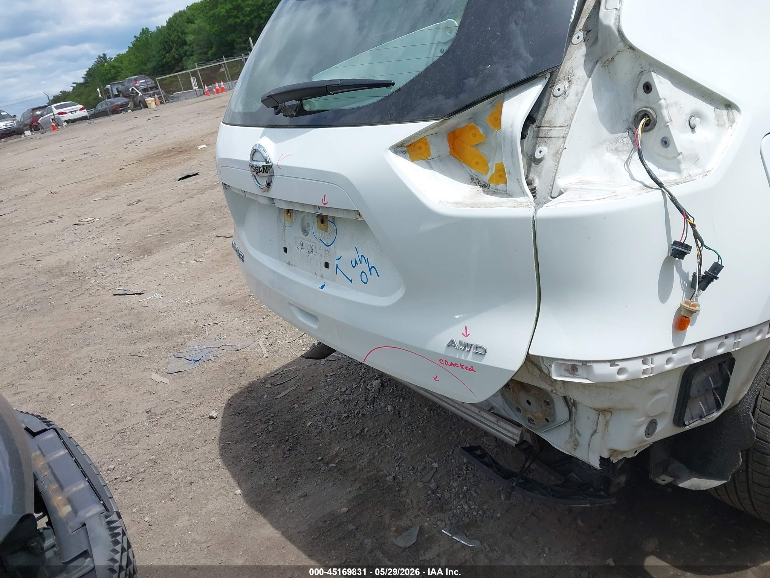 2017 Nissan Rogue S White vin: KNMAT2MV4HP510626