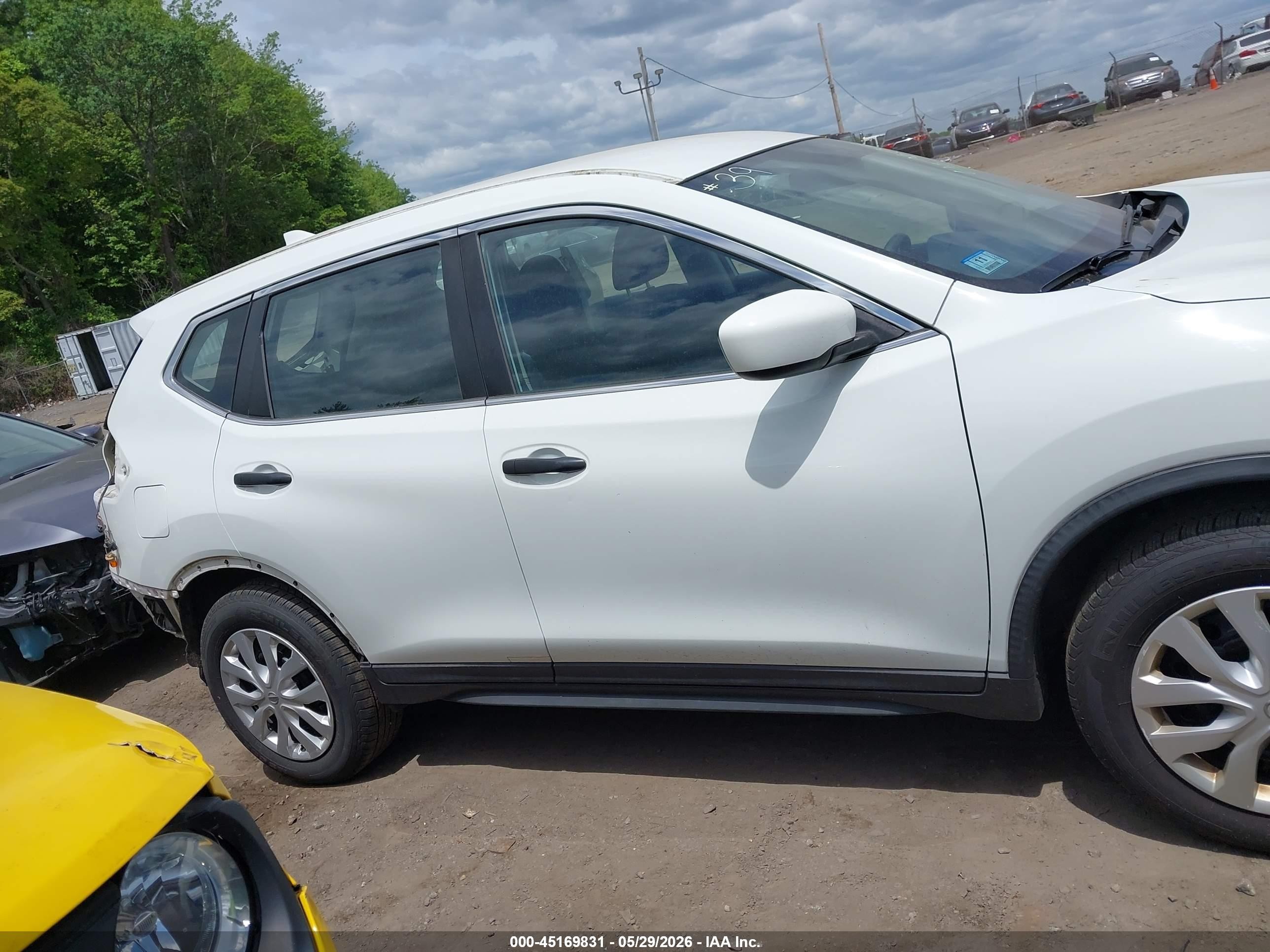 2017 Nissan Rogue S White vin: KNMAT2MV4HP510626