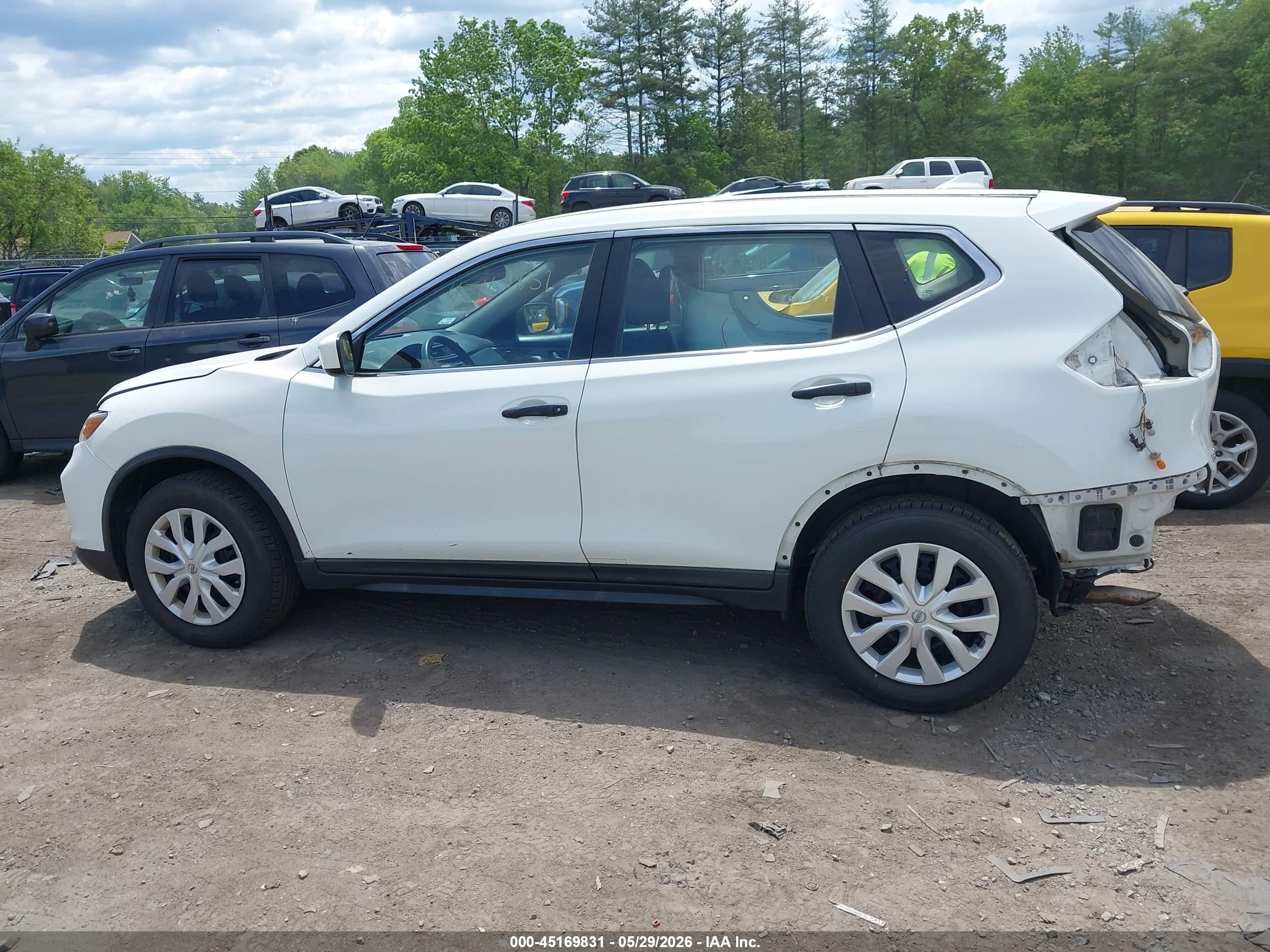 2017 Nissan Rogue S White vin: KNMAT2MV4HP510626