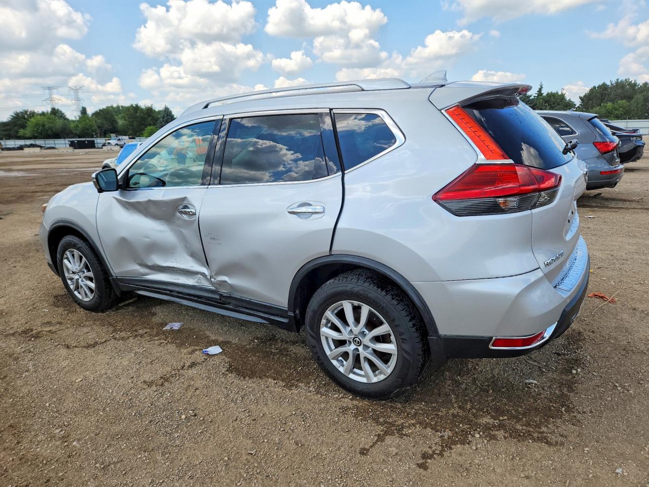 2017 Nissan Rogue Sv Silver vin: KNMAT2MV4HP598142