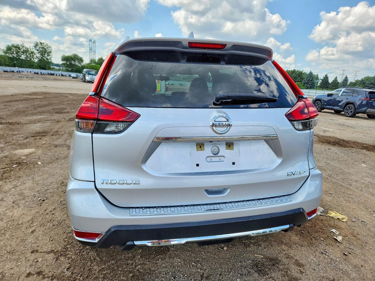2017 Nissan Rogue Sv Silver vin: KNMAT2MV4HP598142