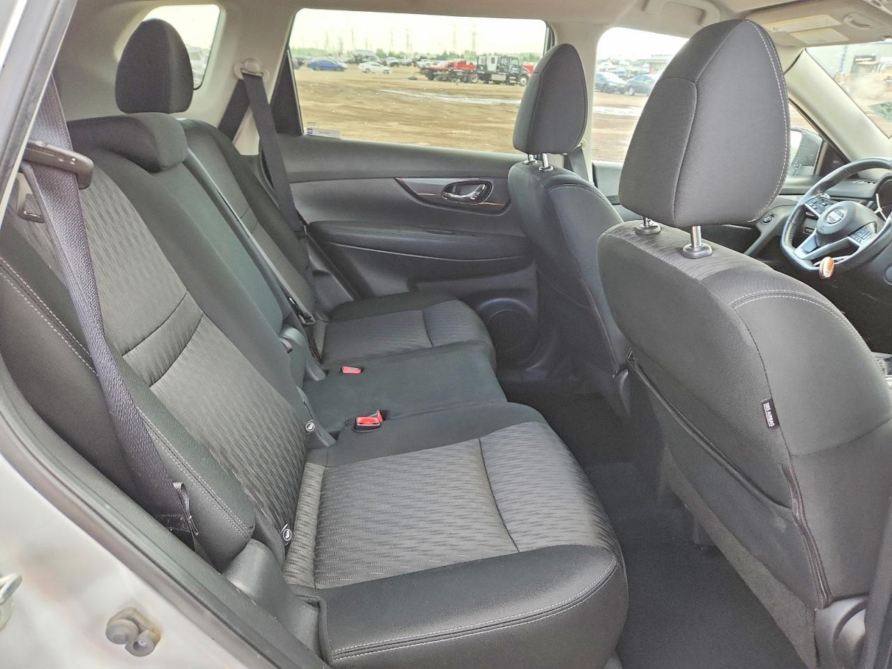 2017 Nissan Rogue Sv Silver vin: KNMAT2MV4HP598142