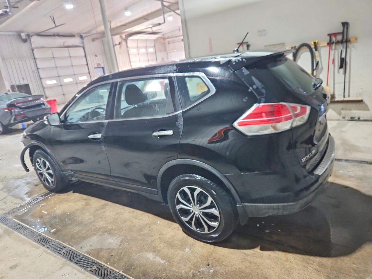 2015 Nissan Rogue S Черный vin: KNMAT2MV5FP509532