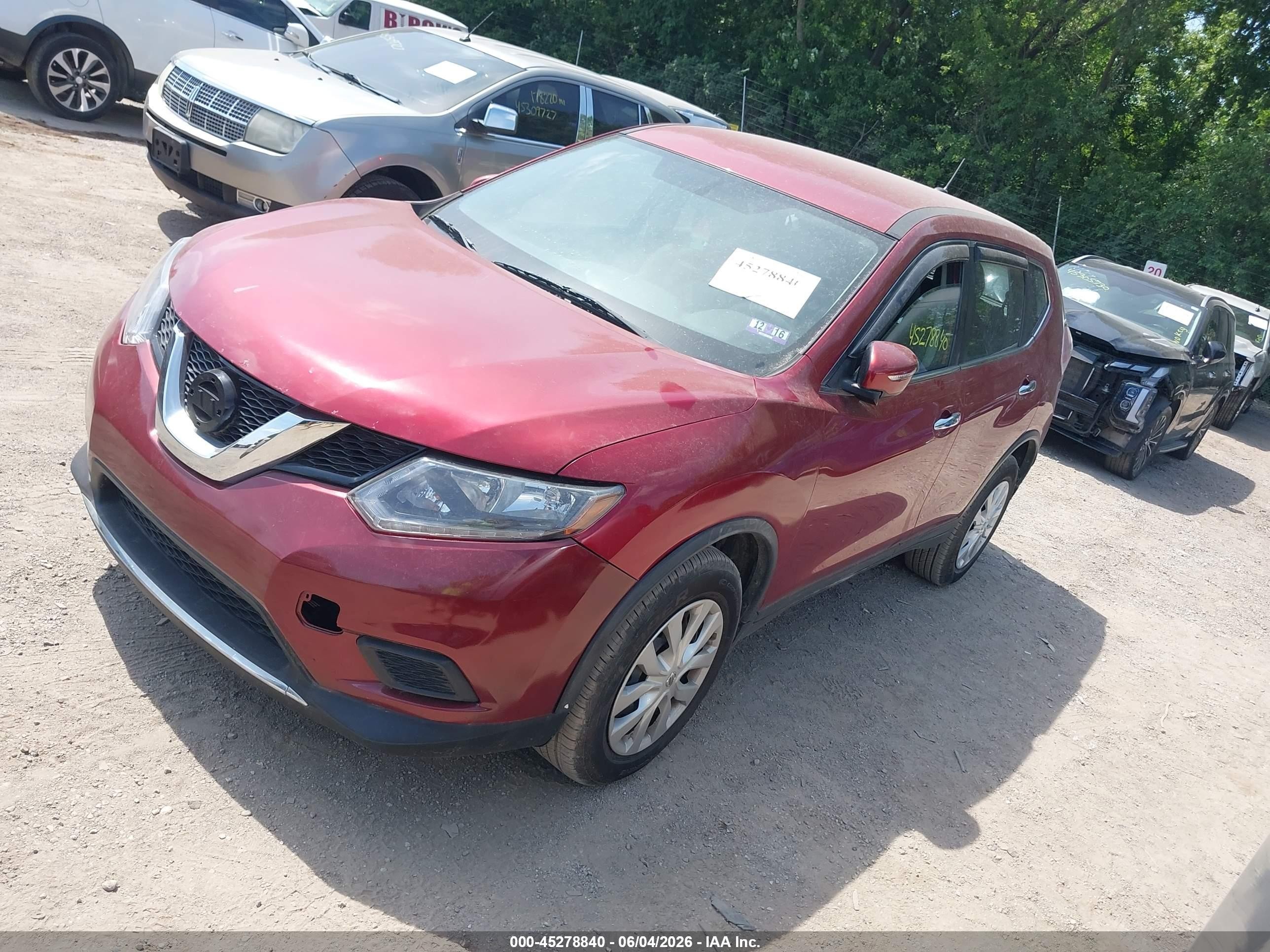 2015 Nissan Rogue S Red vin: KNMAT2MV6FP570274