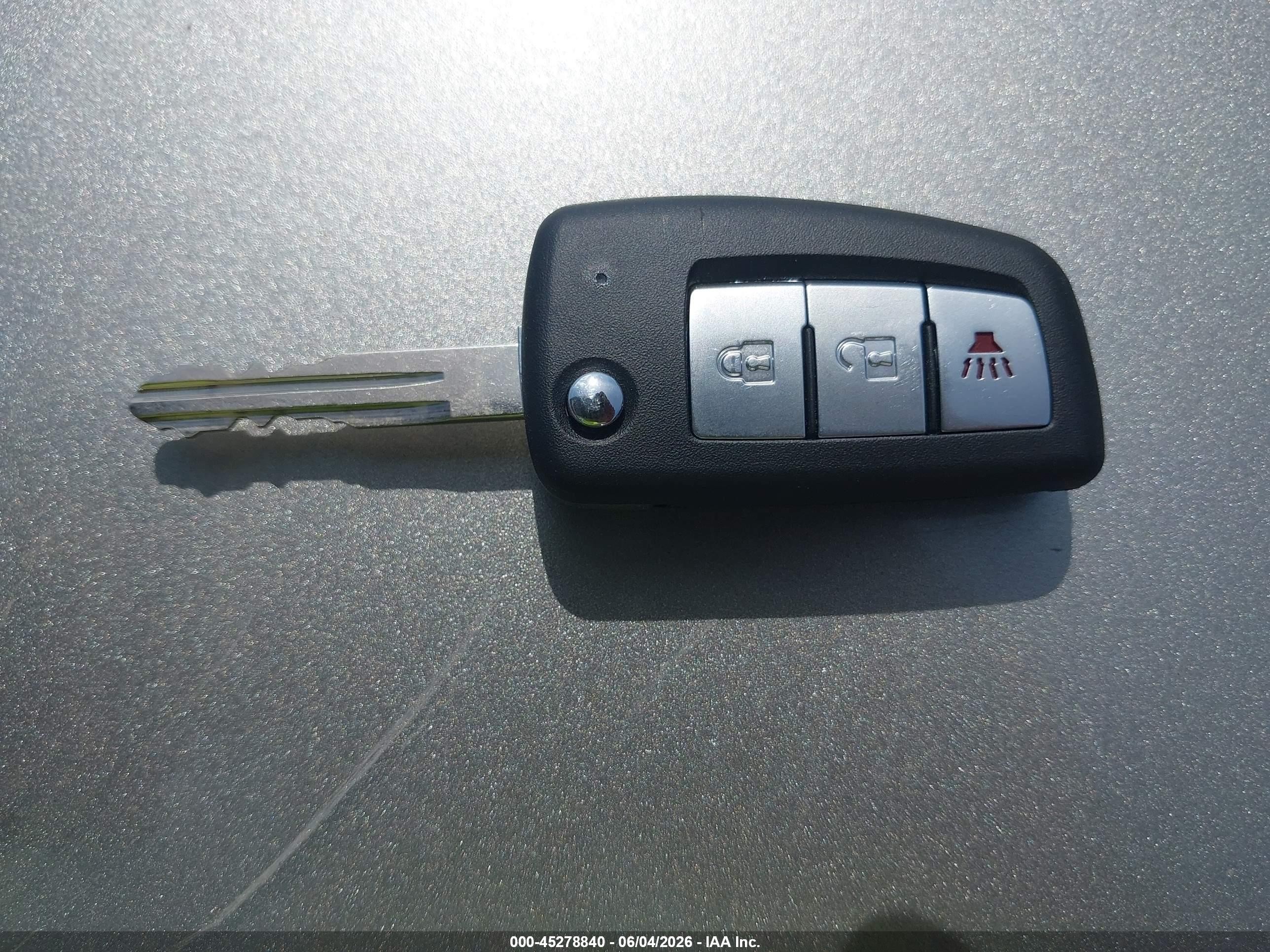 2015 Nissan Rogue S Red vin: KNMAT2MV6FP570274