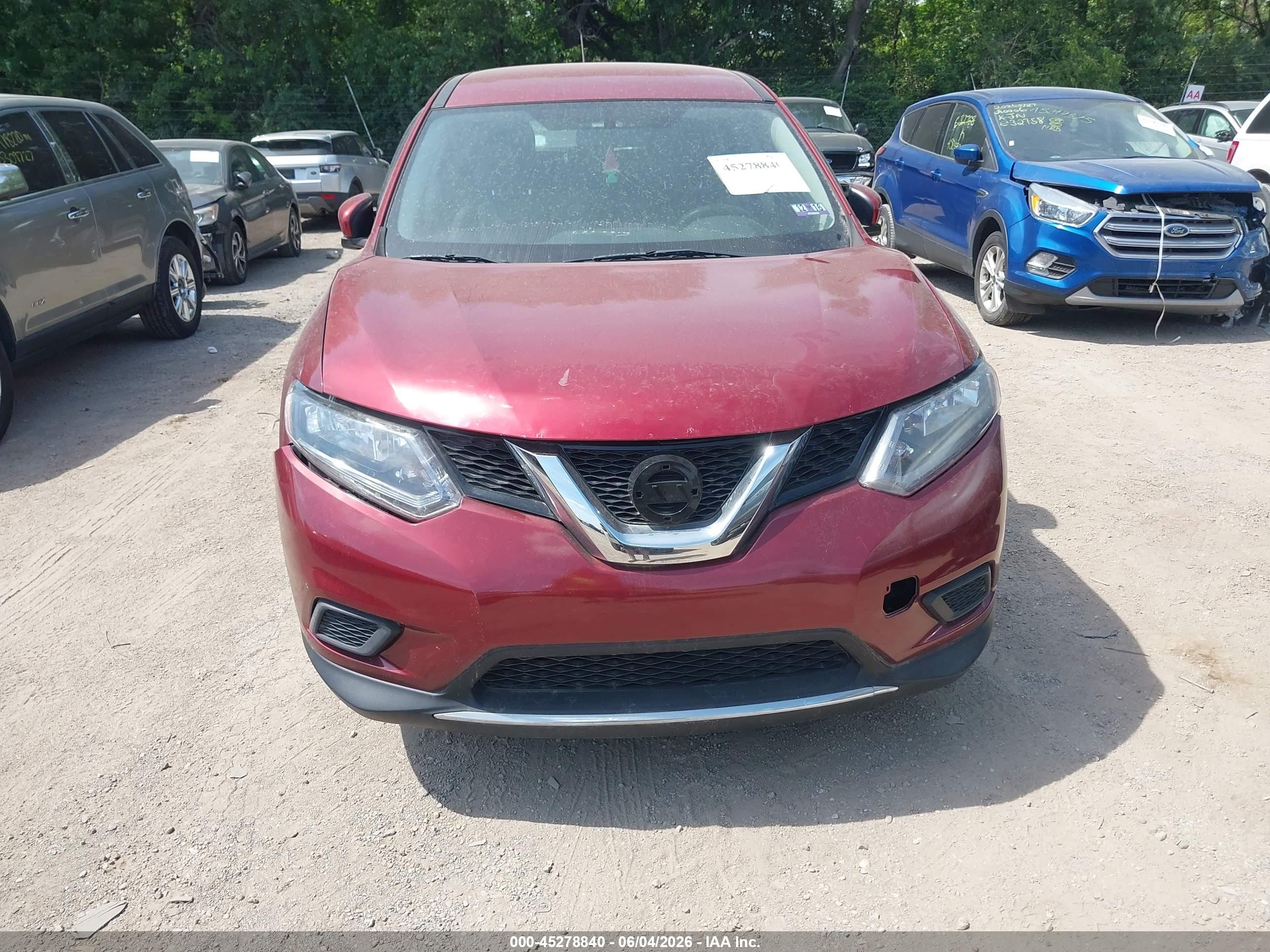 2015 Nissan Rogue S Red vin: KNMAT2MV6FP570274