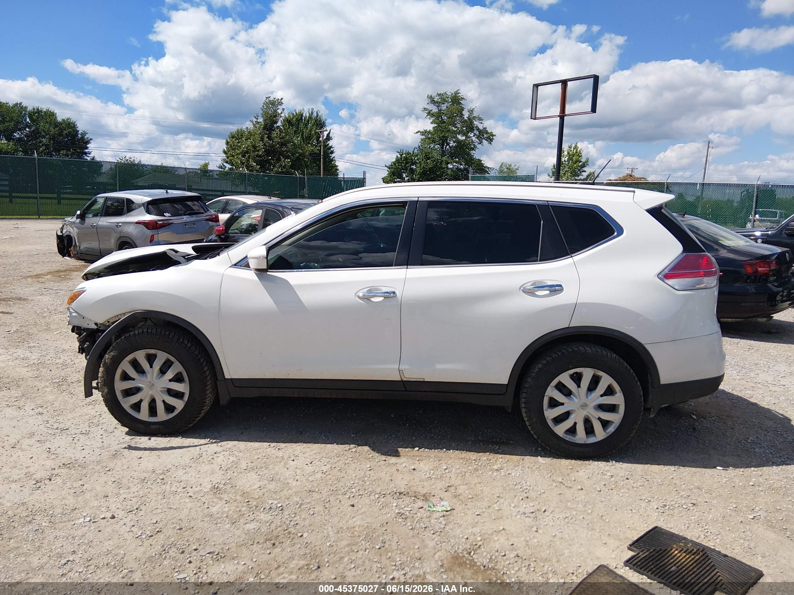 2015 Nissan Rogue S White vin: KNMAT2MV6FP590637