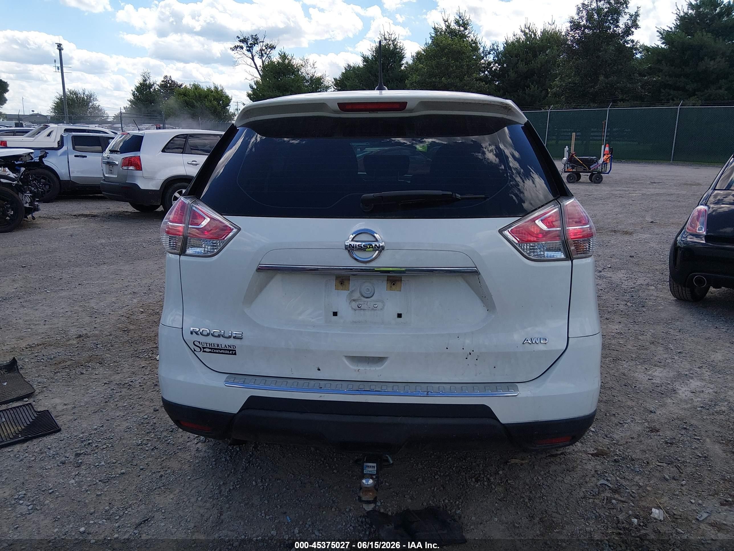 2015 Nissan Rogue S White vin: KNMAT2MV6FP590637