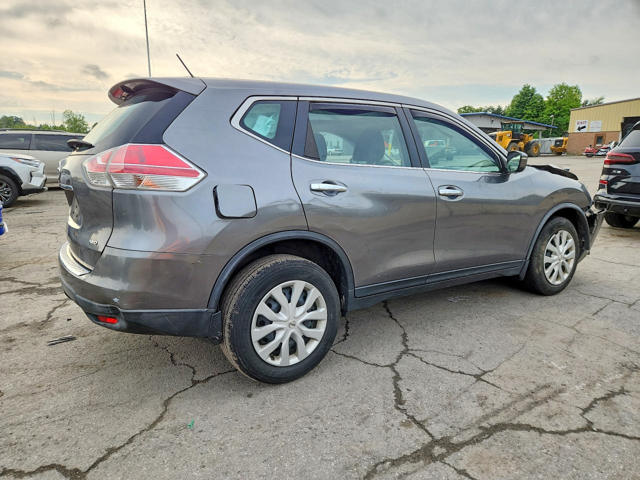 2015 Nissan Rogue S Серый vin: KNMAT2MV7FP511377