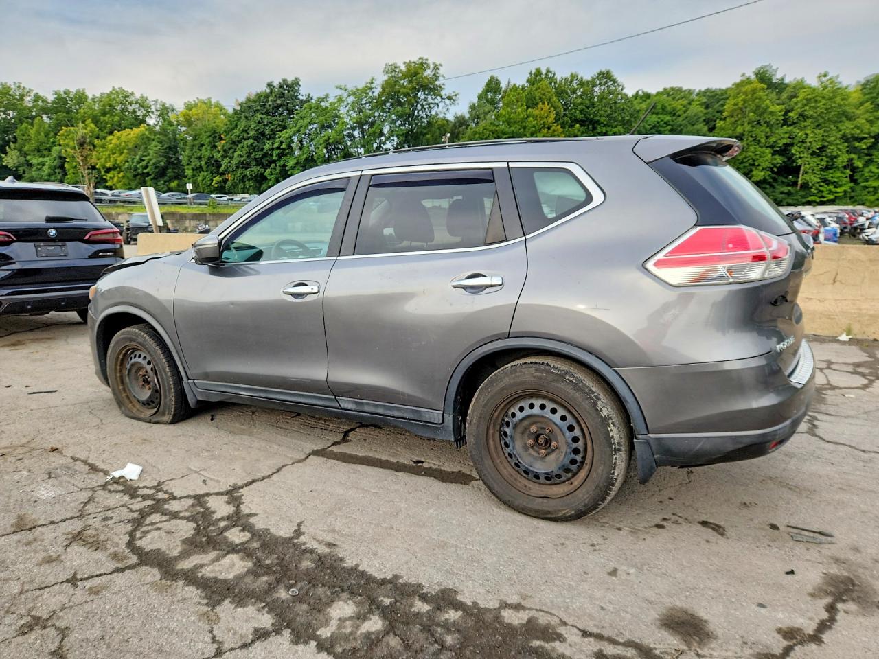 2015 Nissan Rogue S Серый vin: KNMAT2MV7FP511377