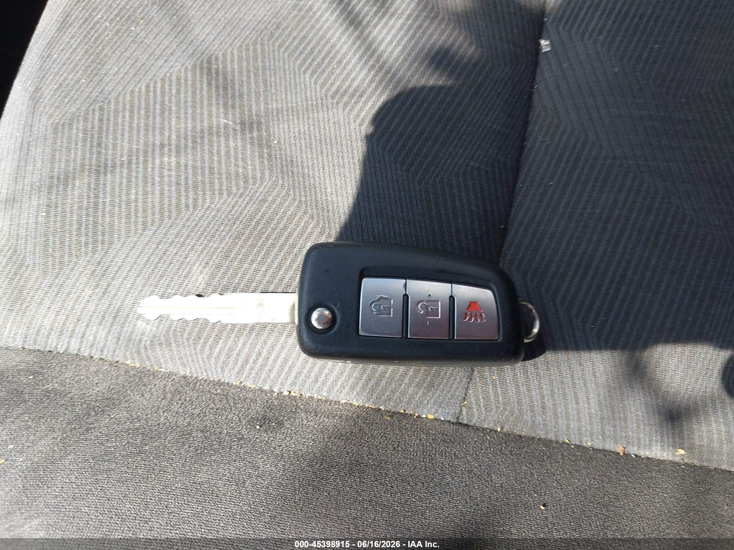 2015 Nissan Rogue S Silver vin: KNMAT2MV7FP541348