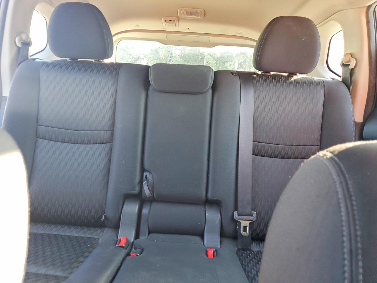 2017 Nissan Rogue S Silver vin: KNMAT2MV7HP616956