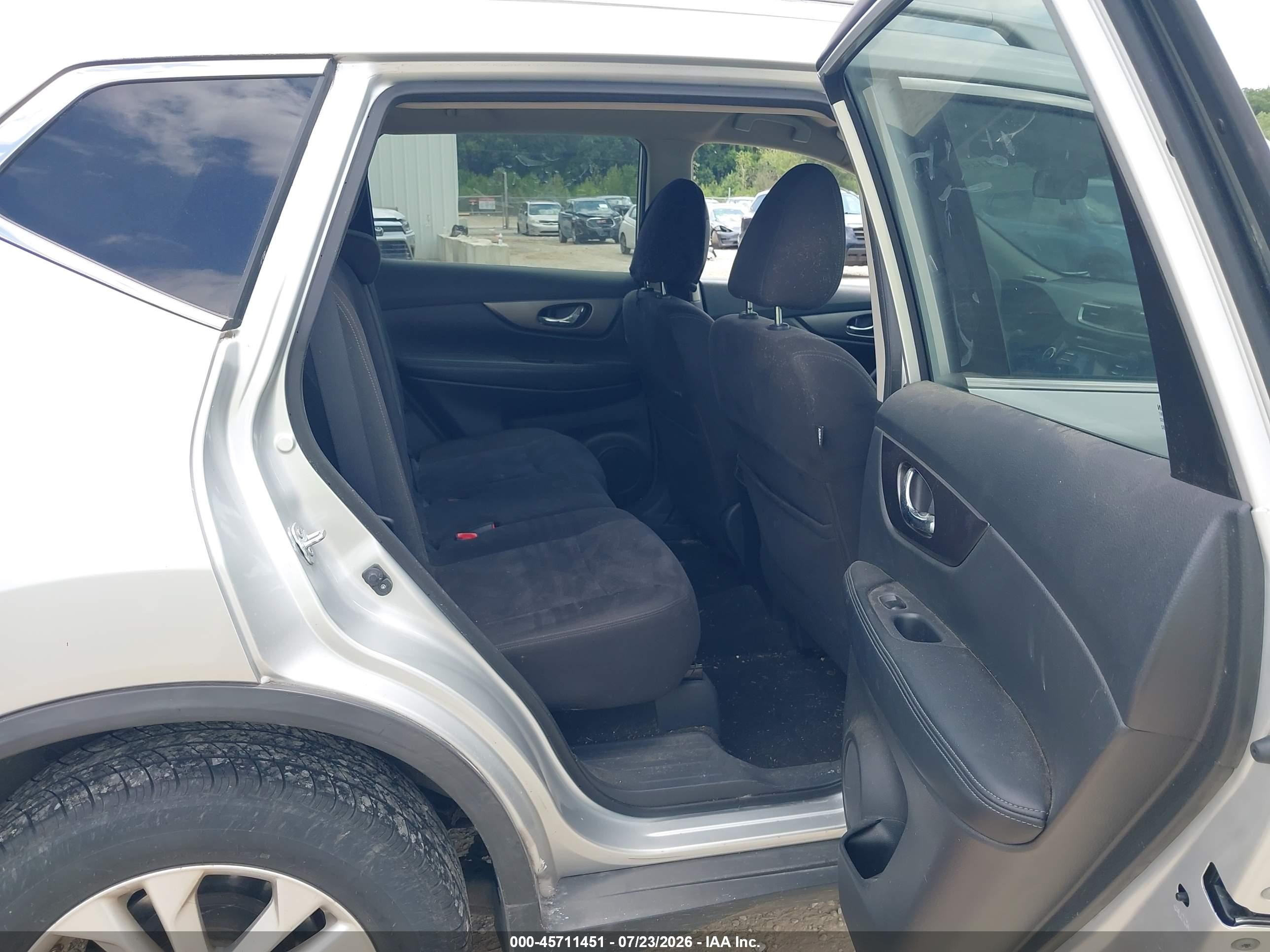 2015 Nissan Rogue Sv Silver vin: KNMAT2MV9FP538452