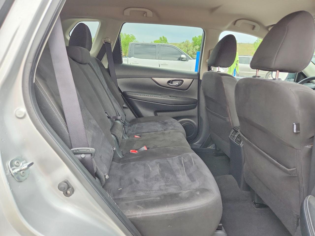 2015 Nissan Rogue Sv Silver vin: KNMAT2MV9FP555428