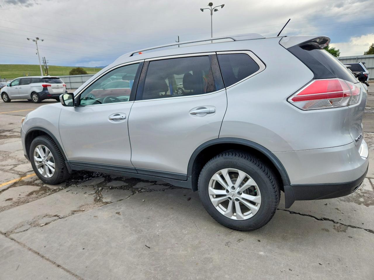 2015 Nissan Rogue Sv Silver vin: KNMAT2MV9FP555428
