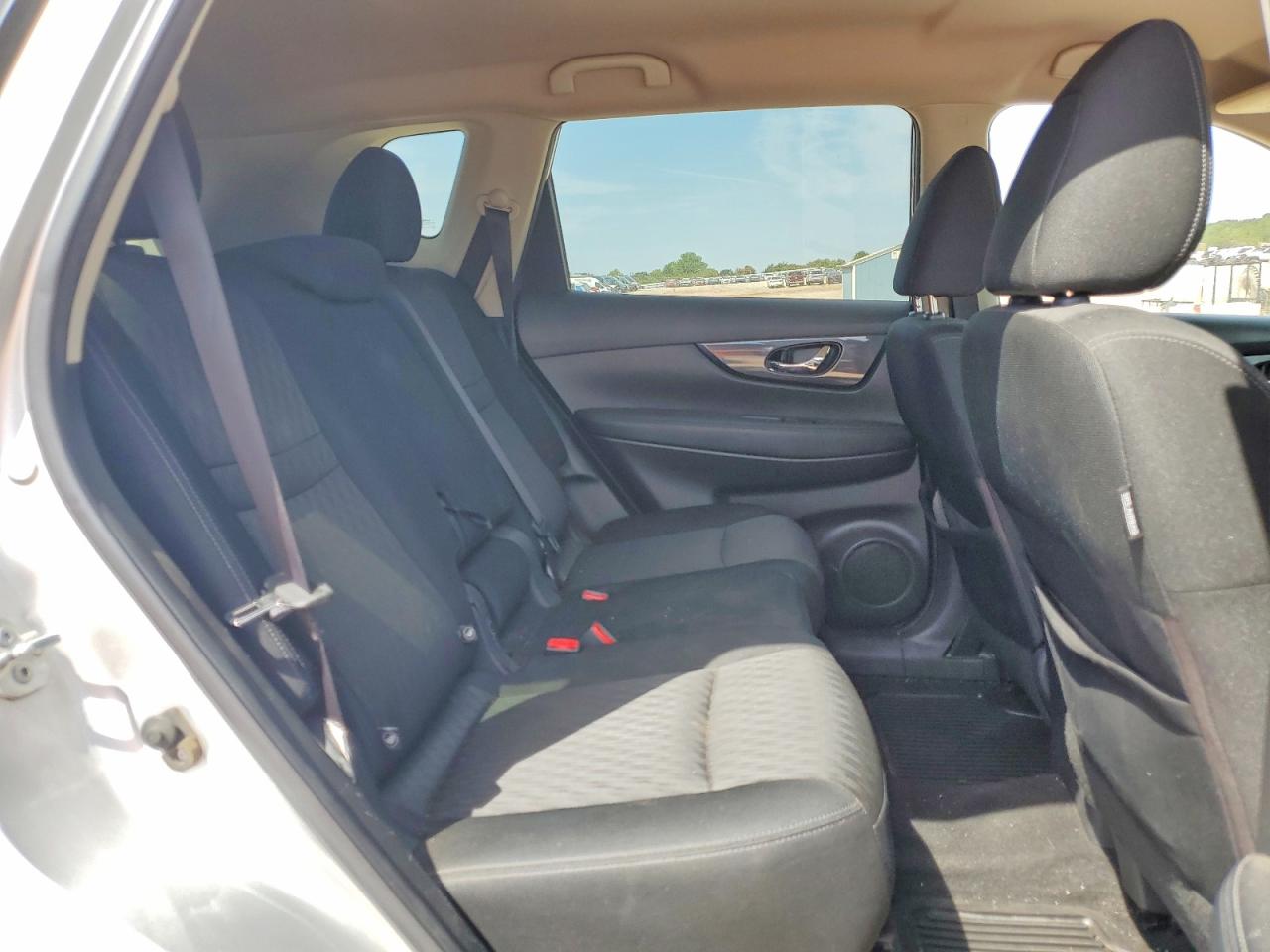 2017 Nissan Rogue Sv Silver vin: KNMAT2MV9HP540799
