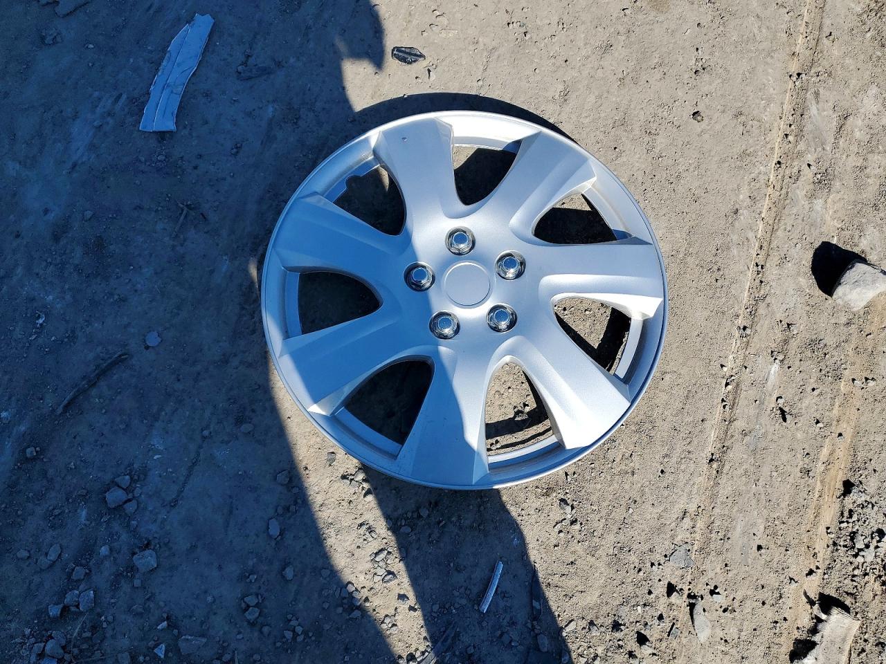 2015 Nissan Rogue S Silver vin: KNMAT2MVXFP514046