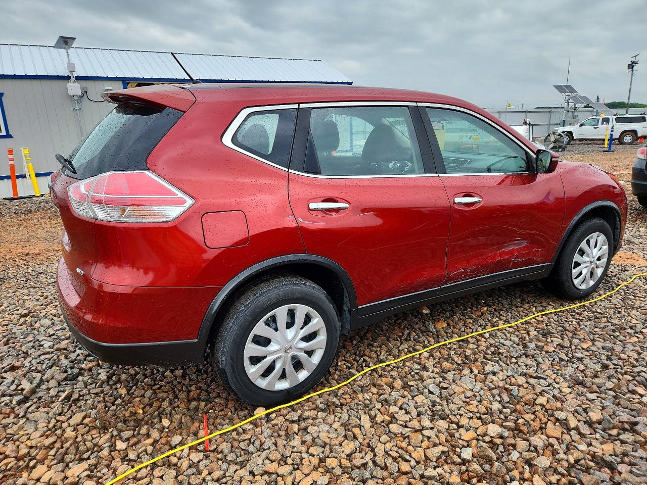 2015 Nissan Rogue S Red vin: KNMAT2MVXFP523992