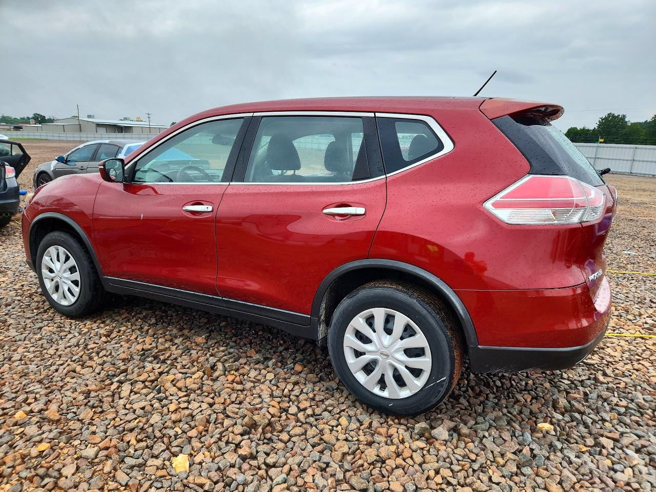 2015 Nissan Rogue S Red vin: KNMAT2MVXFP523992
