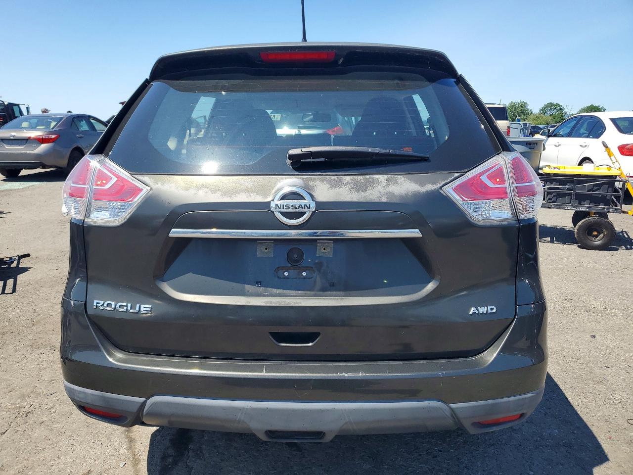 2015 Nissan Rogue S Green vin: KNMAT2MVXFP543580