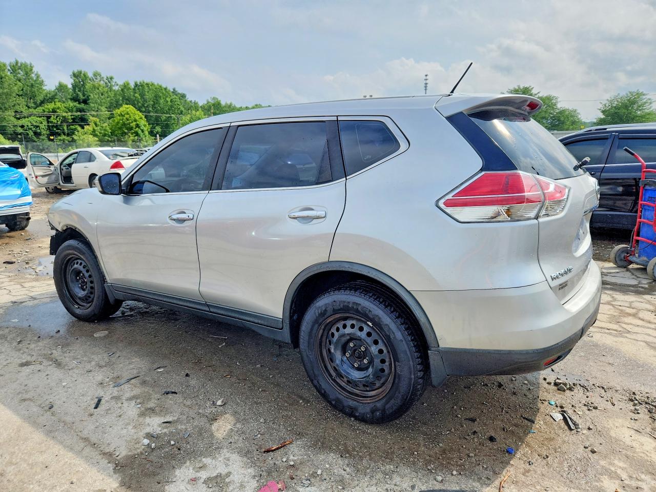2015 Nissan Rogue S Silver vin: KNMAT2MVXFP586638