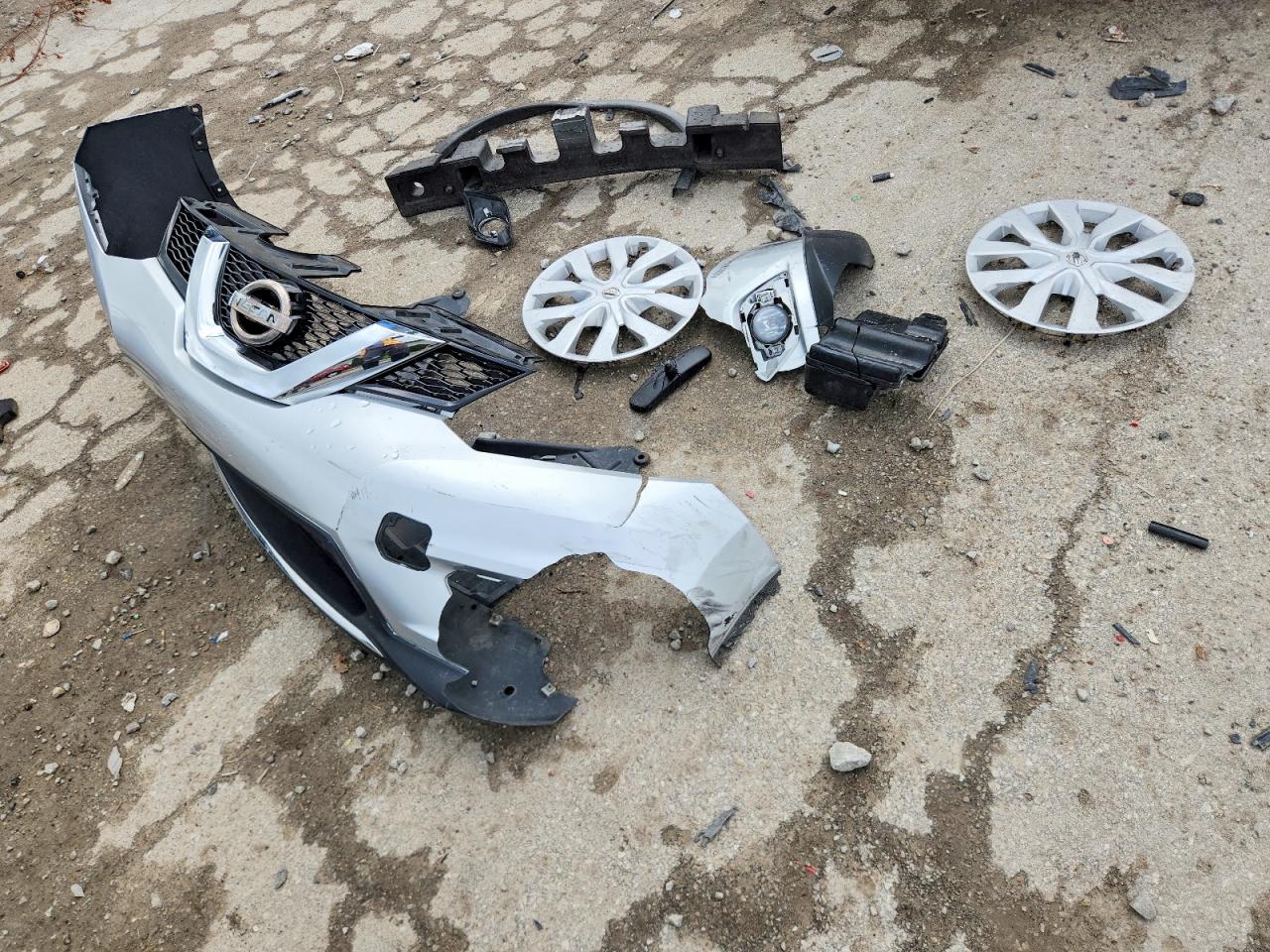2015 Nissan Rogue S Silver vin: KNMAT2MVXFP586638