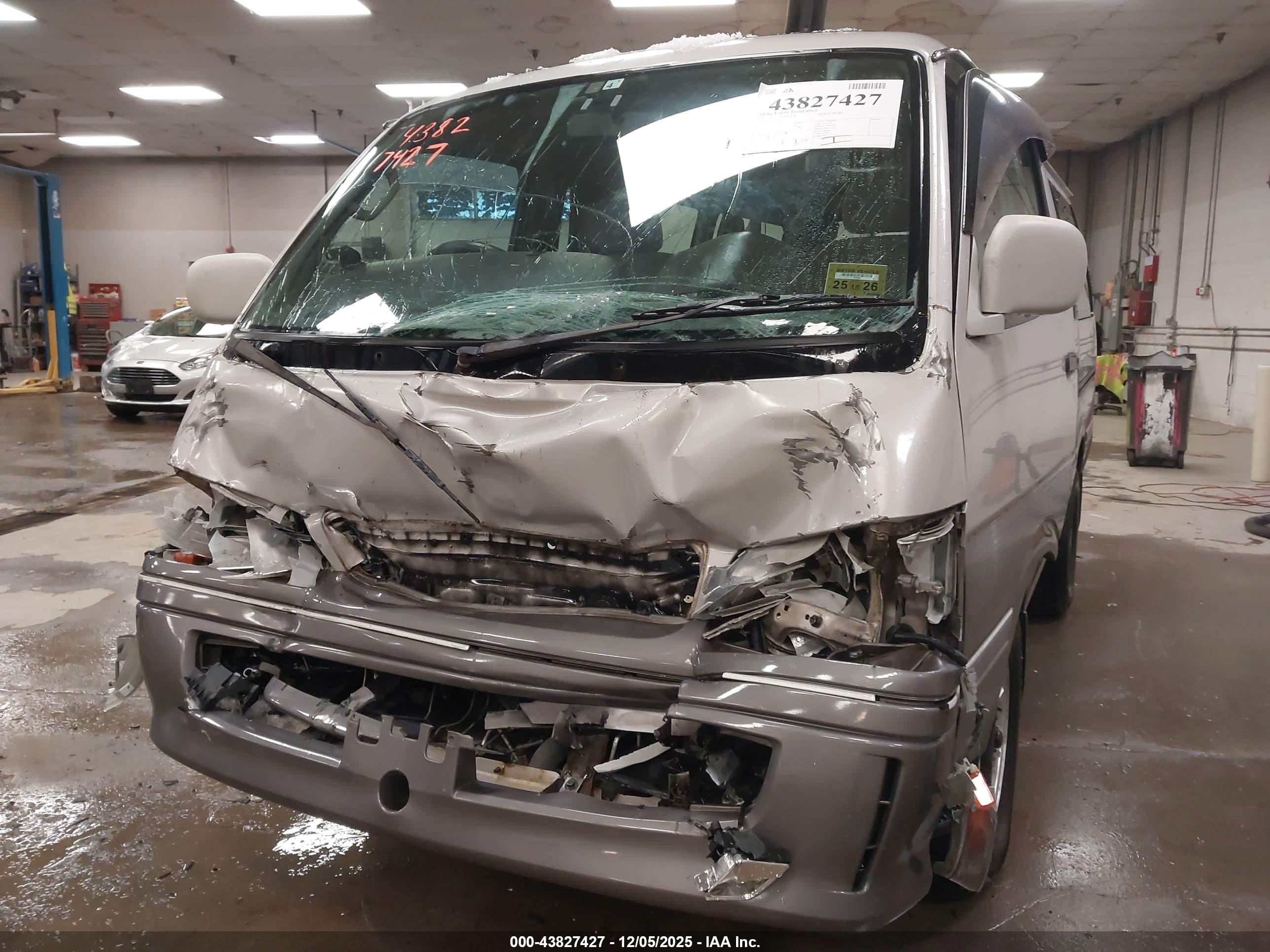 1997 Toyota Hiace Supe   Серебряный vin: KZH1060028710    