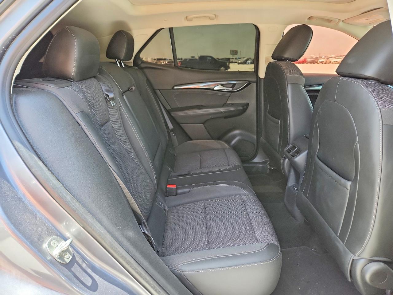 2022 Buick Envision Preferred Silver vin: LRBAZLR43ND068454