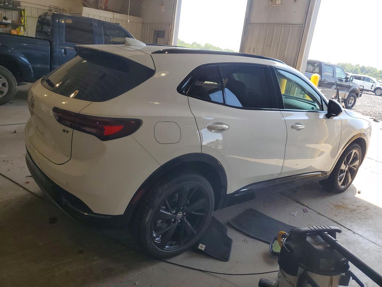 2023 Buick Envision Preferred White vin: LRBFZMR48PD024531