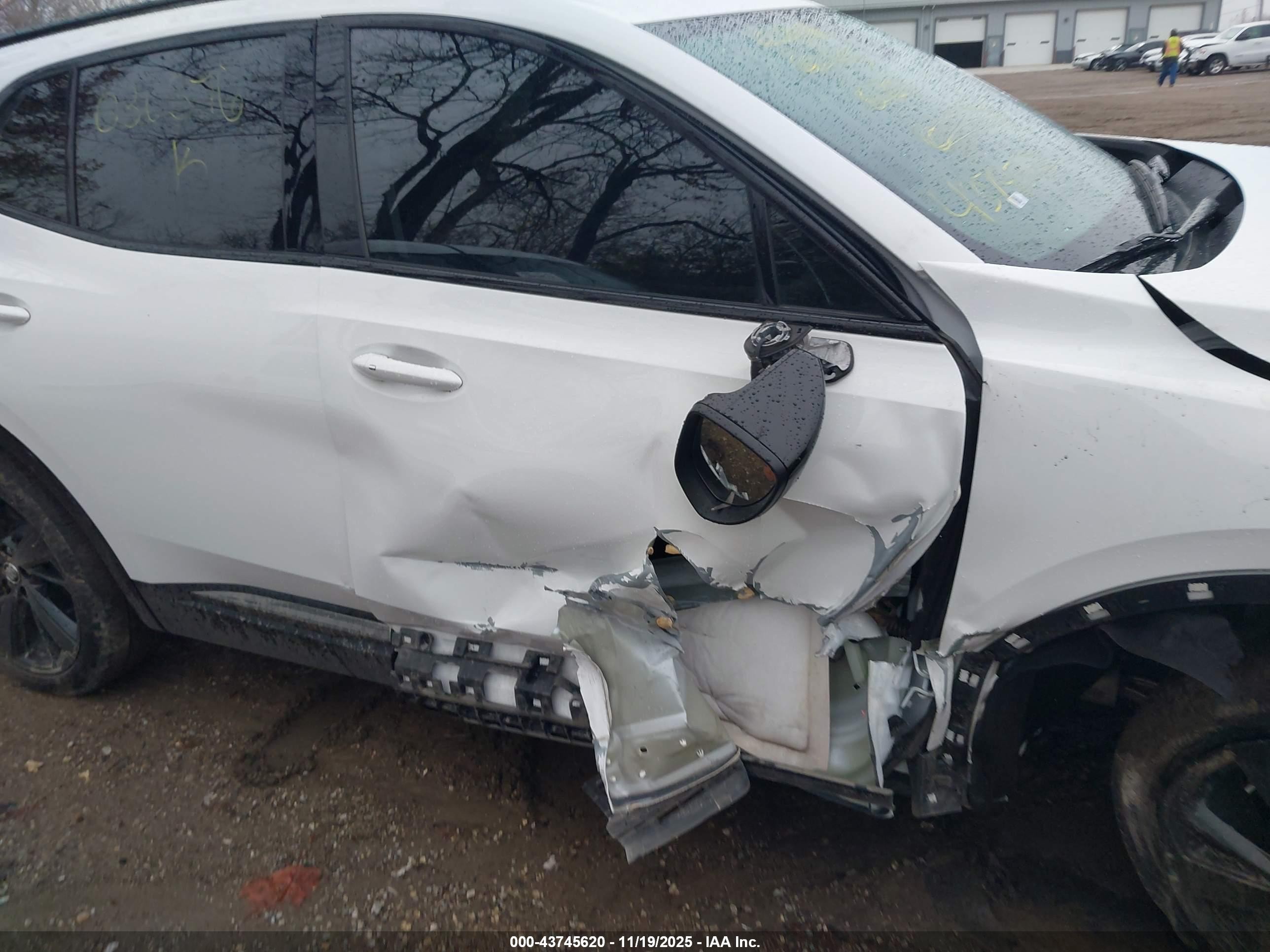 2022 Buick Envision Fwd Essence Белый vin: LRBFZNR44ND030376