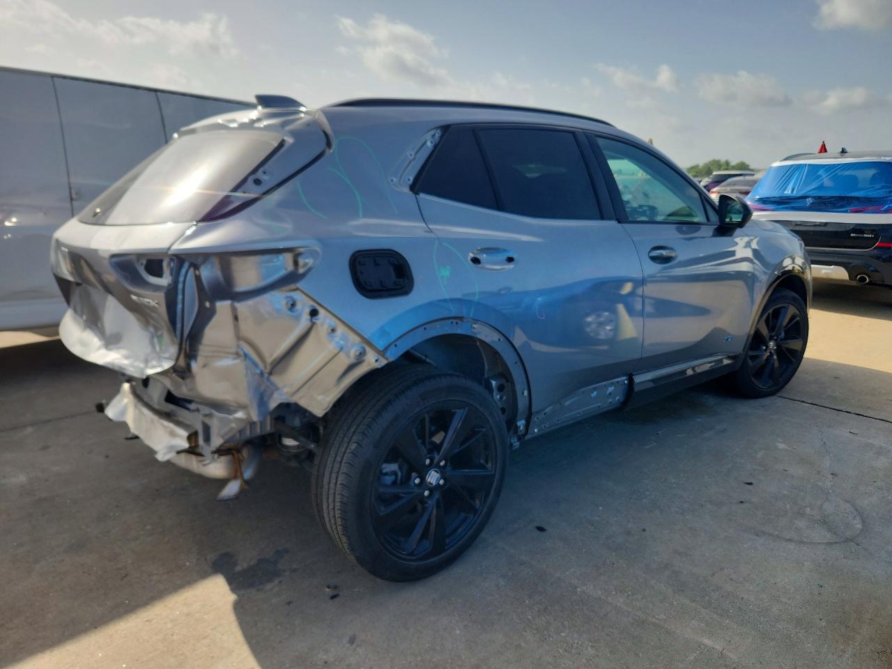 2024 Buick Envision Essence Серый vin: LRBFZPE42RD059611