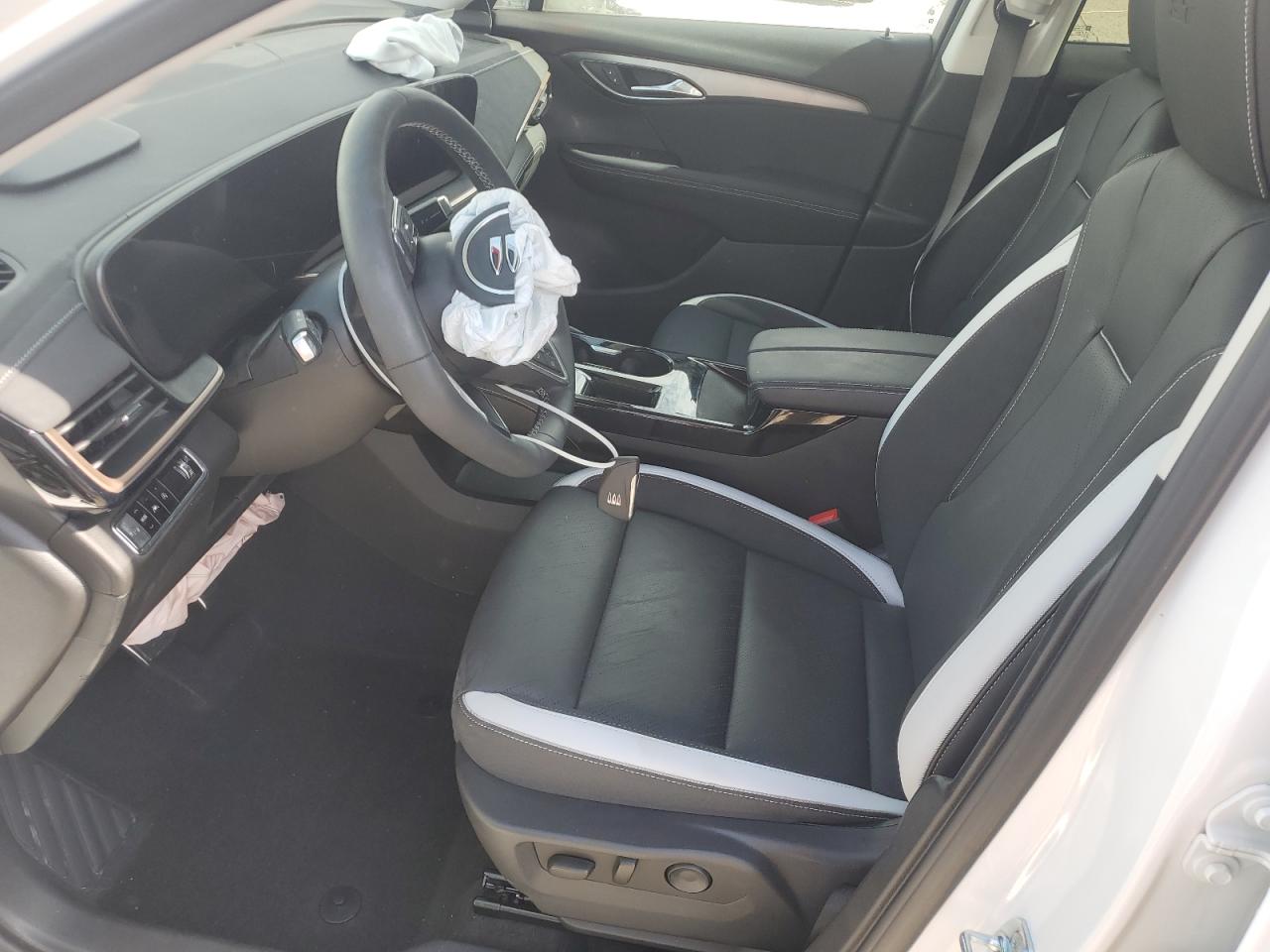 2024 Buick Envision Essence White vin: LRBFZPE45RD017921