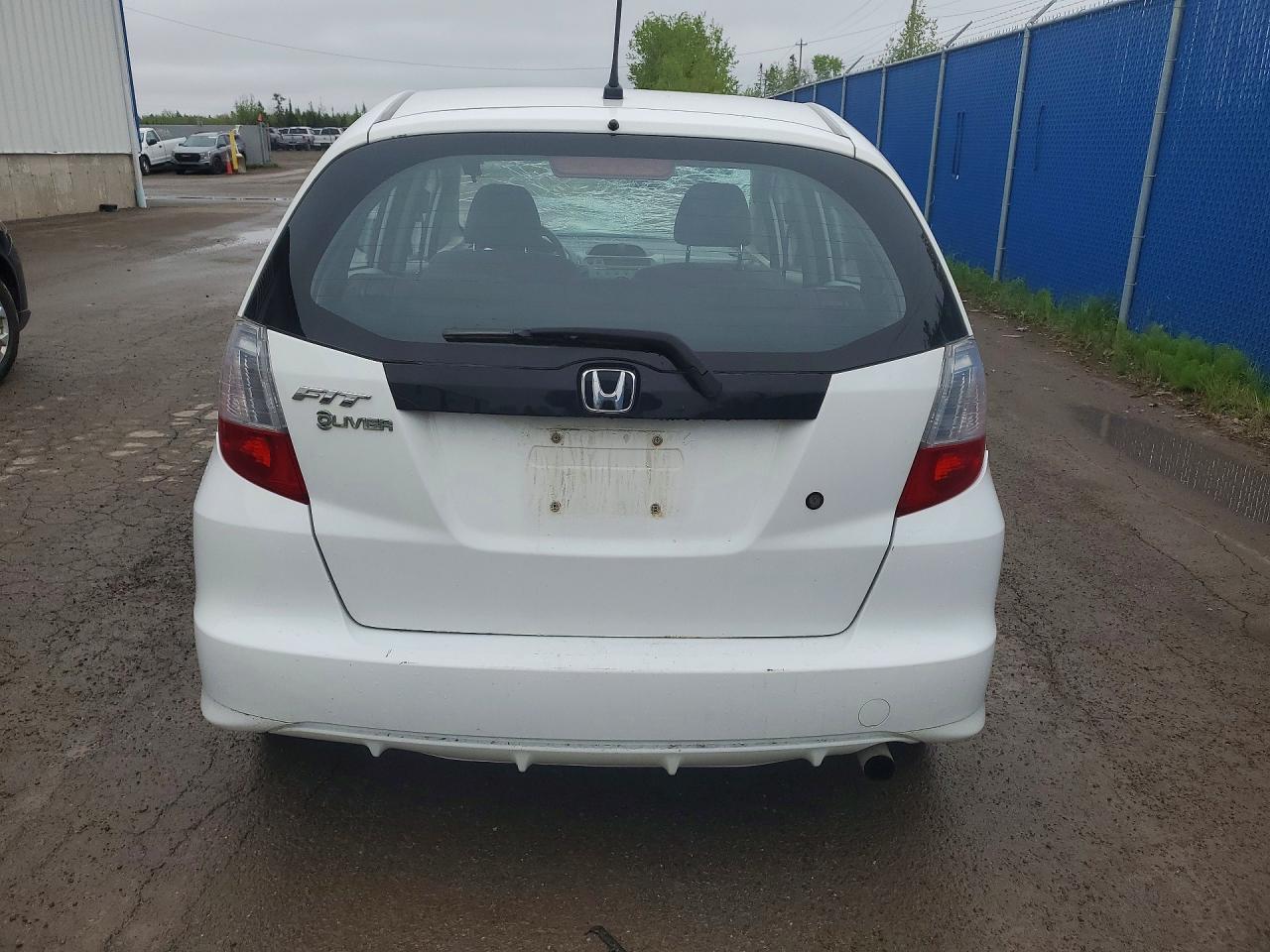 2014 Honda Fit Dx-a White vin: LUCGE8H33E3002159
