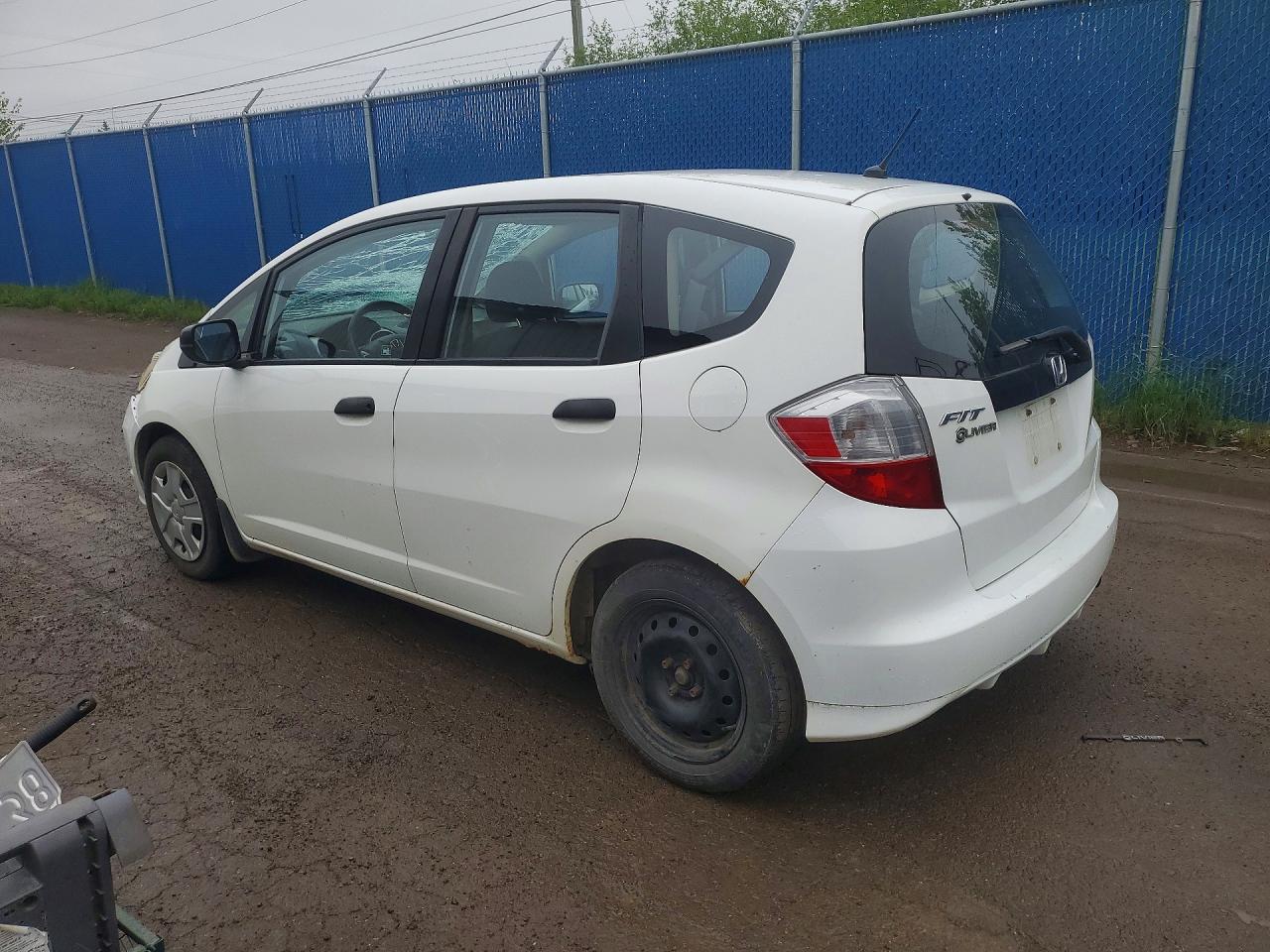 2014 Honda Fit Dx-a White vin: LUCGE8H33E3002159