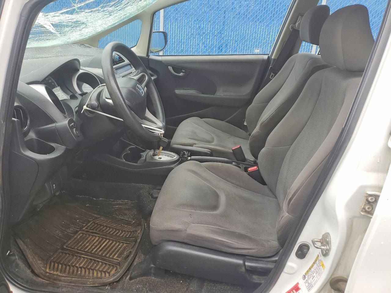 2014 Honda Fit Dx-a White vin: LUCGE8H33E3002159