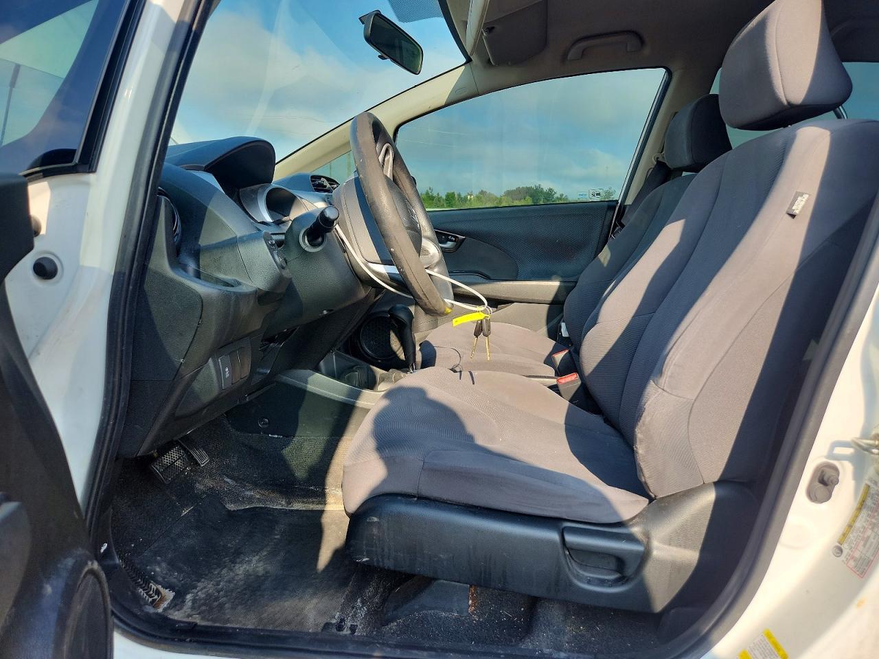 2013 Honda Fit Dx-a White vin: LUCGE8H34D3005182