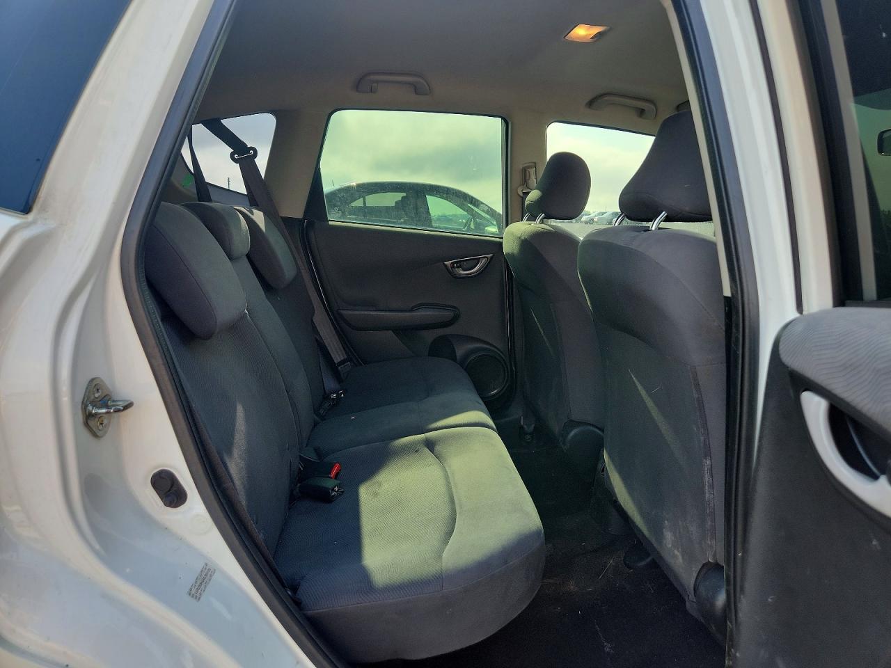 2013 Honda Fit Dx-a White vin: LUCGE8H34D3005182