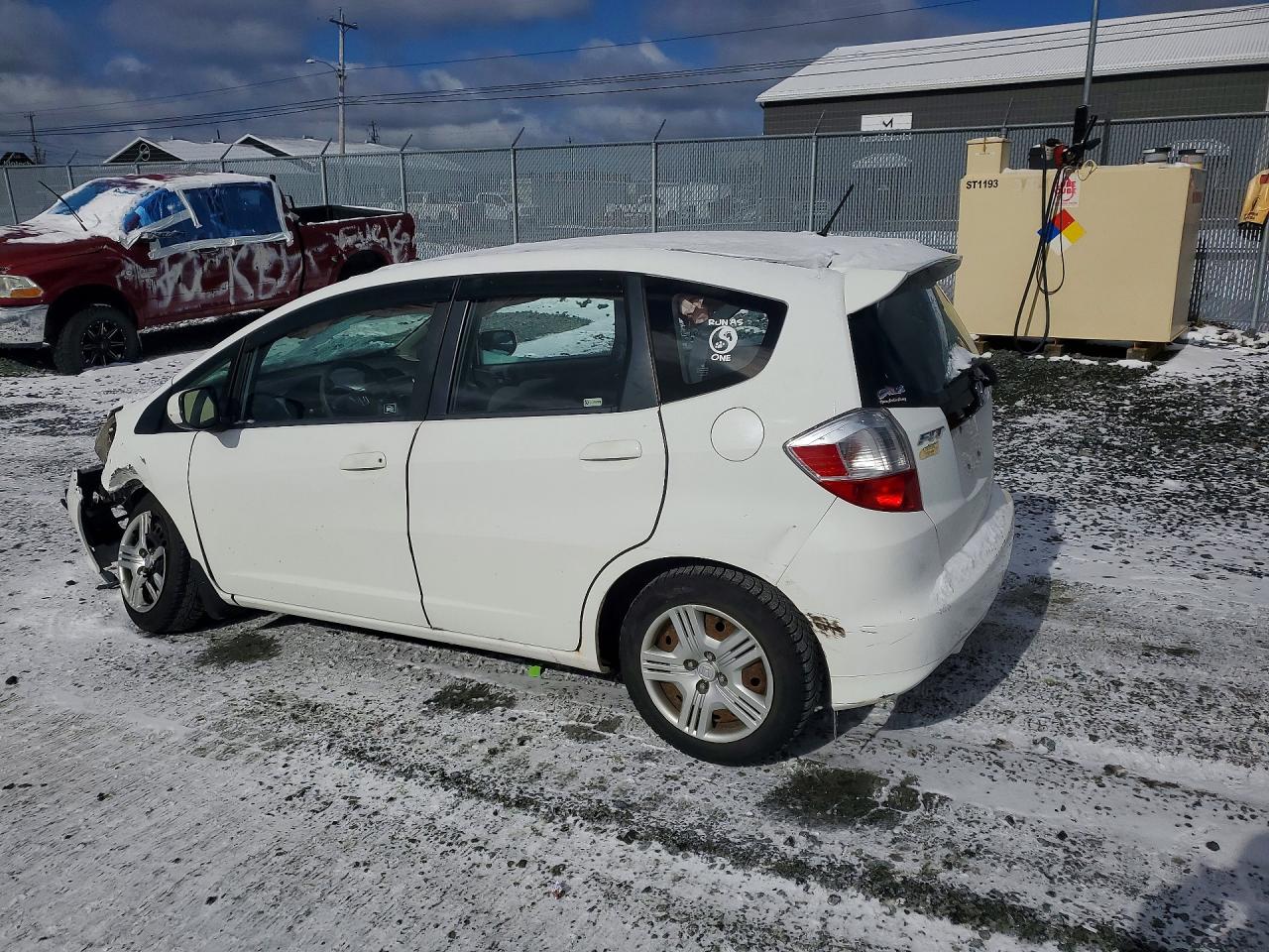 2013 Honda Fit Lx White vin: LUCGE8H56D3005587