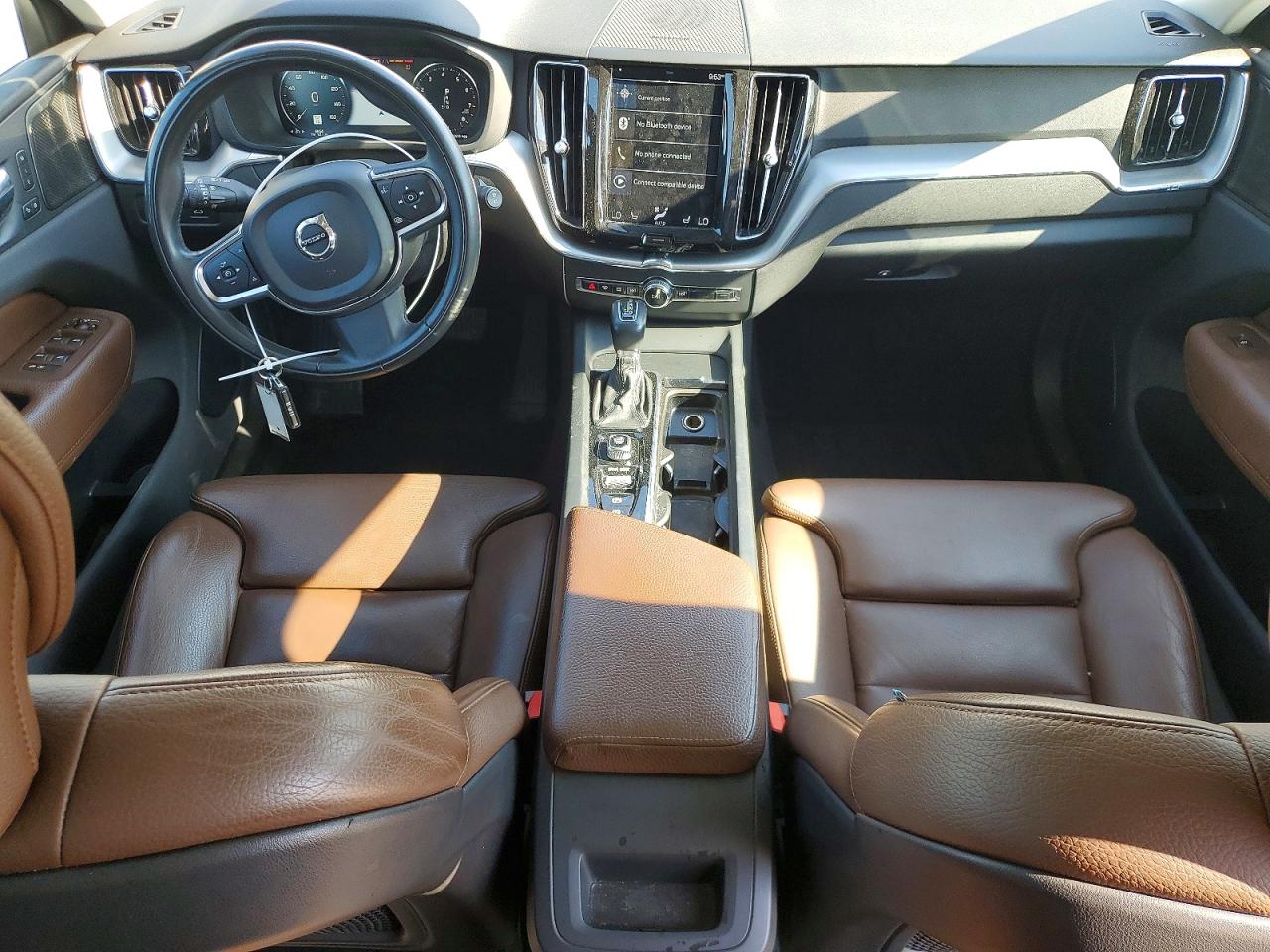 2019 Volvo Xc60 T5 White vin: LYV102RK1KB322589